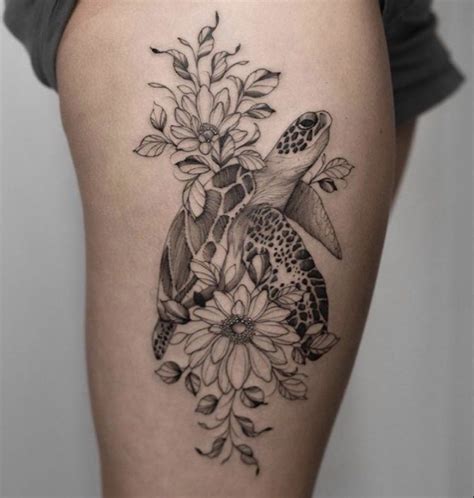 28 Inspirações para Tatuagens Femininas na Coxa:。